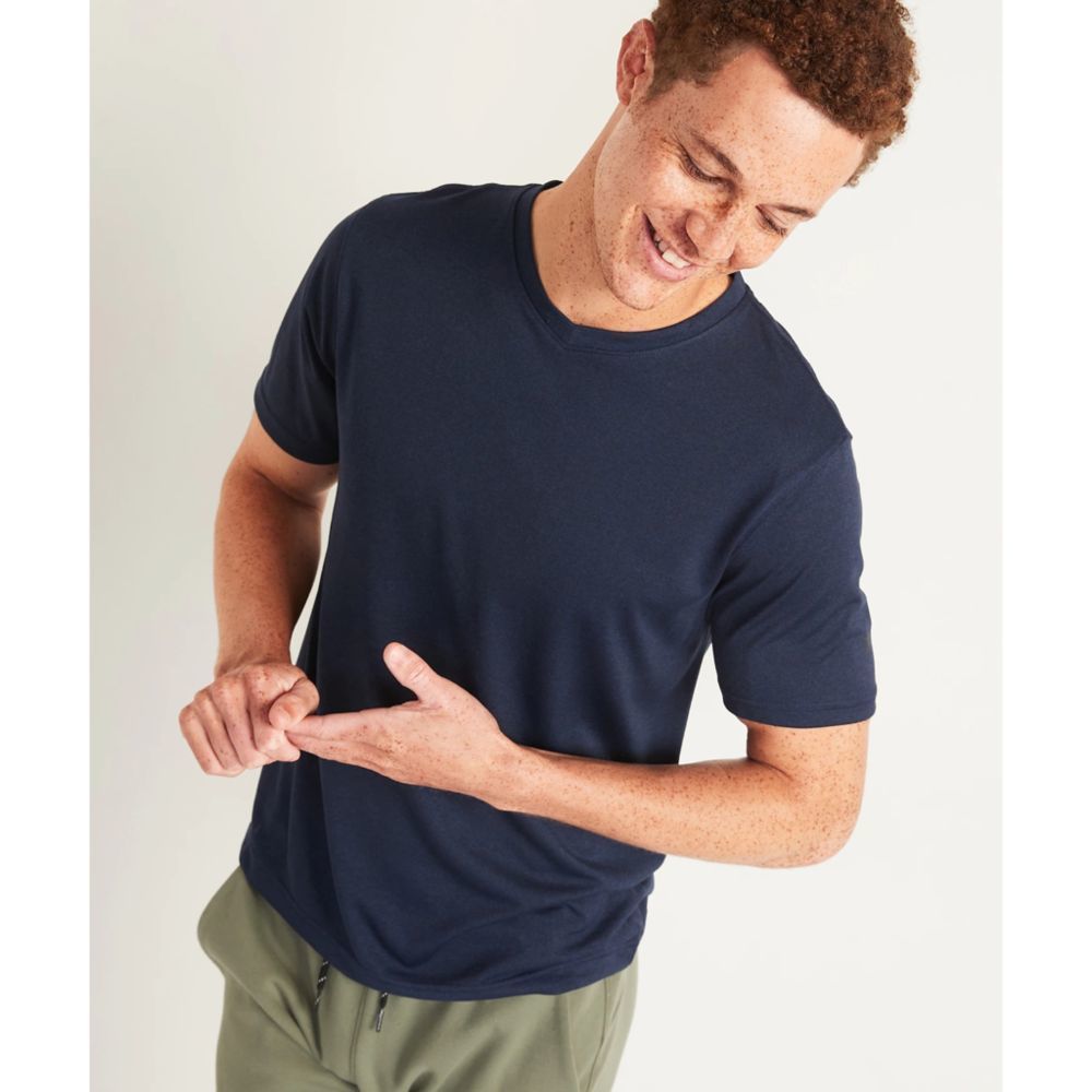 Old Navy Go Dry Cool Odor Control Core V Neck Tshirt in Navy Men in Size Large
